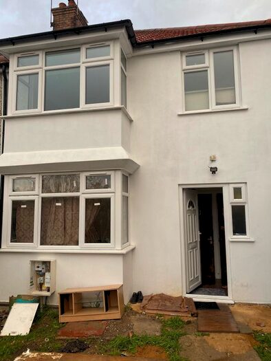 2 Bedroom Flat To Rent In Beavers Lane, Hounslow, TW4