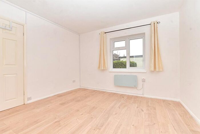 1 Bedroom Flat For Sale In Kingston Road, Leatherhead, Surrey, KT22