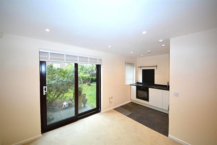 1 Bedroom Apartment For Sale In Stokes Court, East Finchley, N2