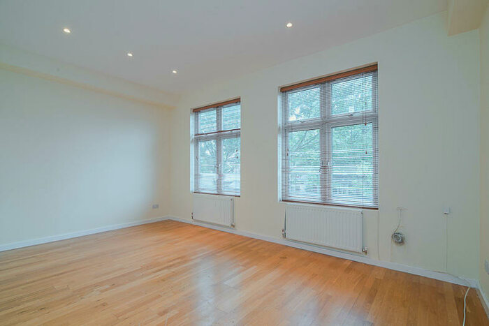 2 Bedroom Flat To Rent In Upper Richmond Road West, SW14