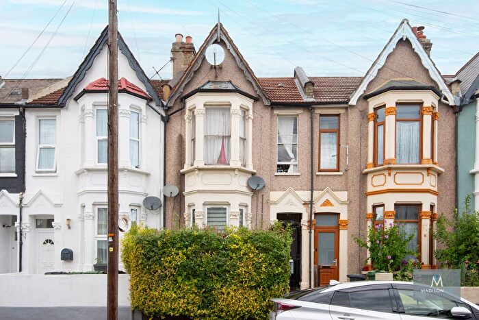 2 Bedroom Flat To Rent In Frith Road, Leytonstone, London, E11