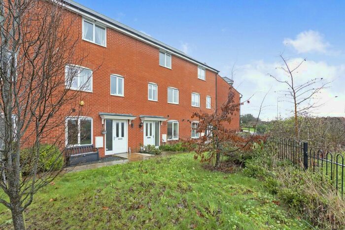 4 Bedroom Town House To Rent In Purnell Walk, Aylesbury, HP19