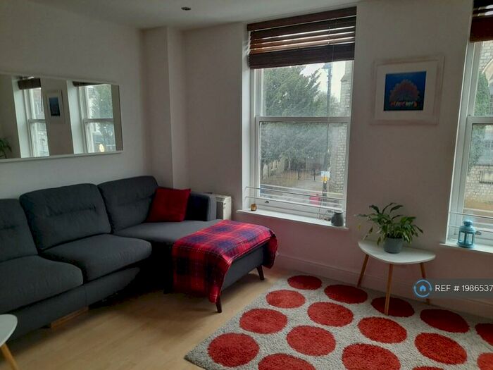 2 Bedroom Flat To Rent In Windsor St, Chertsey, KT16