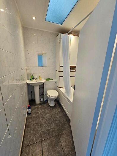 3 Bedroom Flat To Rent In Meadway Precinct, Reading, Berkshire, RG30