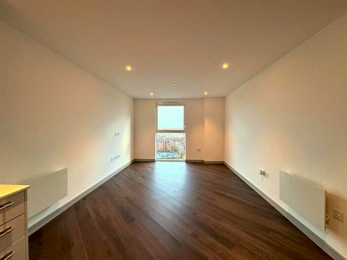 1 Bedroom Flat To Rent In Eden Grove, Staines, TW18