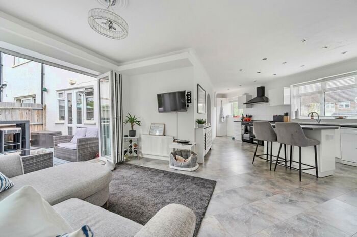 4 Bedroom Semi-Detached House To Rent In Brownspring Drive London, SE9