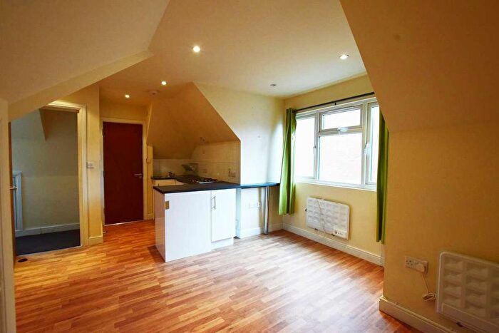 Studio To Rent In Parade Mansions, Vivian Avenue, Hendon, NW4