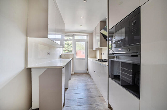3 Bedroom End Of Terrace House For Sale In Chilwick Road, Slough, Berkshire, SL2