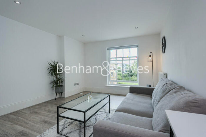 2 Bedroom Apartment To Rent In Royal Drive, Friern Barnet, N11