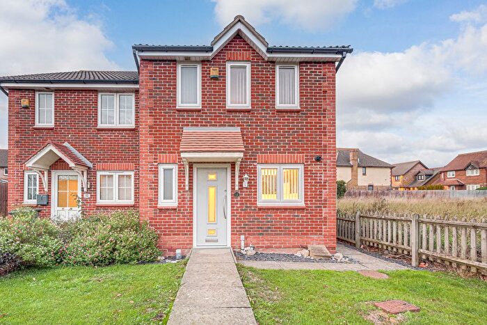 3 Bedroom Semi Detached House For Sale In Puffin Close, Wickford, SS12