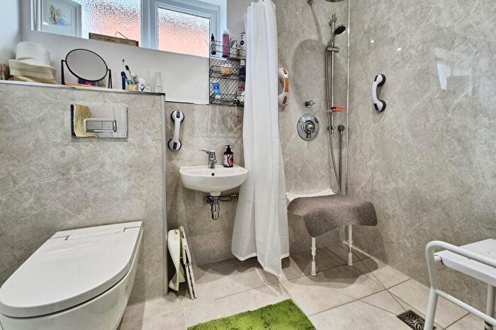 1 Bedroom Bungalow For Sale In The Leys, Clevedon, North Somerset, BS21