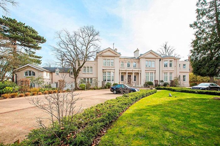 3 Bedroom Flat To Rent In Wimbledon Park Side, Wimbledon, SW19