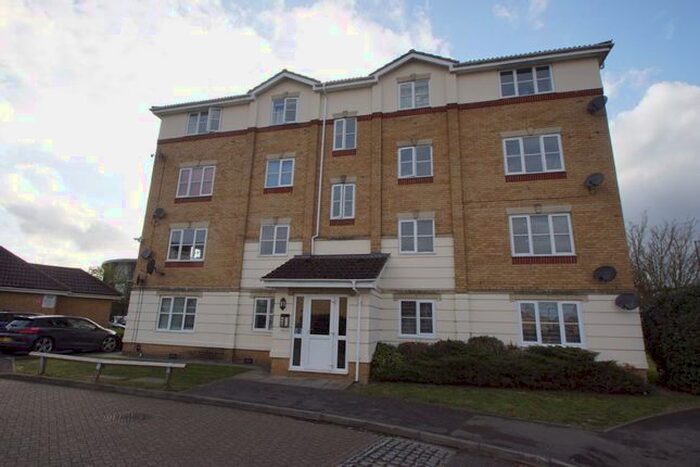 2 Bedroom Flat To Rent In Cobham Close, Cippenham, Slough SL1
