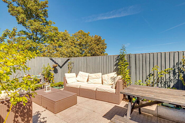 2 Bedroom Flat For Sale In Kilburn High Road, Brondesbury, NW6