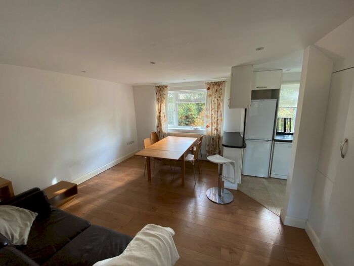 3 Bedroom Maisonette To Rent In Cromwell Close, East Finchley, N2