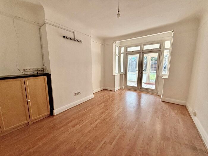 1 Bedroom Maisonette To Rent In Great North Way, London, NW4