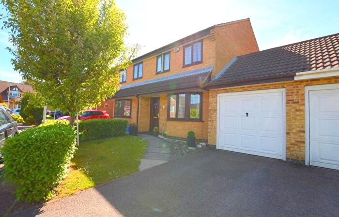 3 Bedroom Semi-Detached House For Sale In Lambourn Drive, Luton, LU2