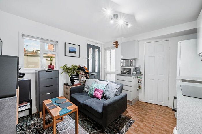 1 Bedroom Flat For Sale In Market Terrace, Albany Road, Brentford, TW8