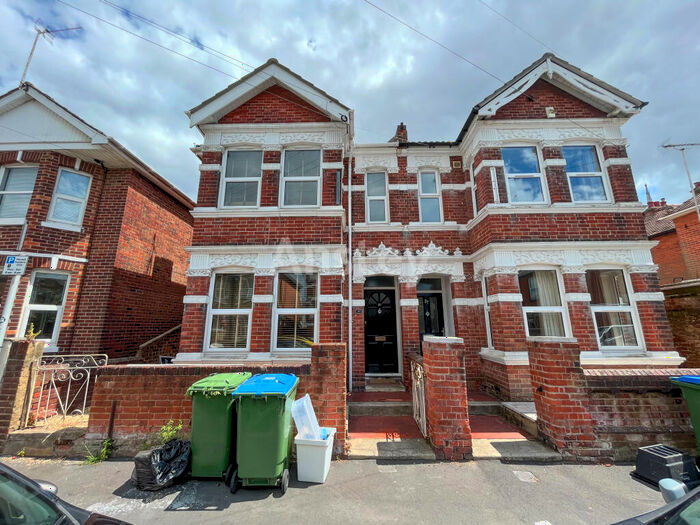 5 Bedroom Semi-Detached House To Rent In Coventry Road, Southampton, Hampshire, SO15