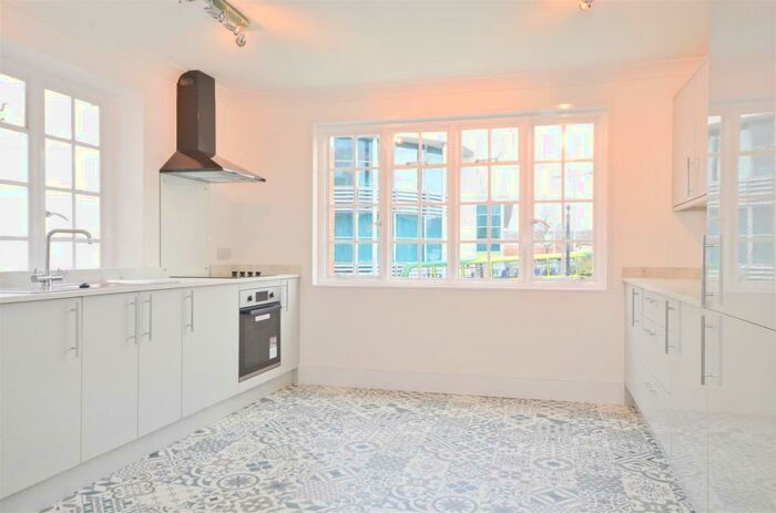 2 Bedroom Flat To Rent In St James St, Newport., PO30