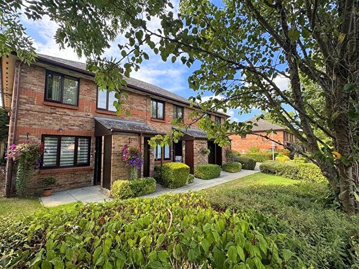 1 Bedroom Flat To Rent In Maple Gate, Loughton, IG10