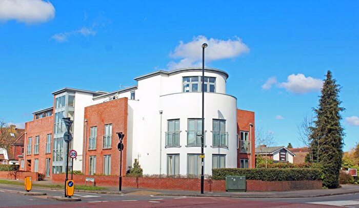 2 Bedroom Flat For Sale In Mitchley Hill, Sanderstead, Surrey, CR2