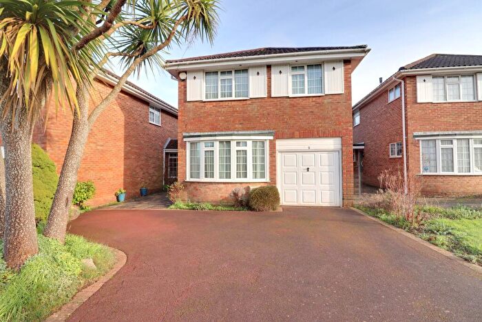 4 Bedroom Link Detached House For Sale In Oakmont Drive, Waterlooville, PO8