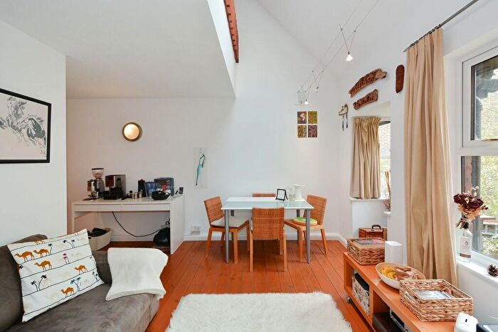 2 Bedroom Ground Maisonette To Rent In Kinburn Street, London, SE16