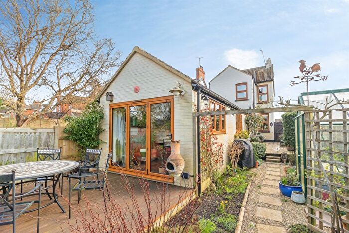 3 Bedroom Detached House For Sale In Tavistock Street, Bletchley, Milton Keynes, MK2