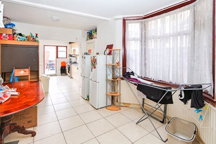 6 Bedroom Terraced House For Sale In Sibley Grove, London, E12