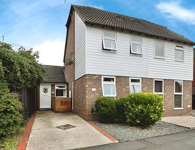 3 Bedroom Semi-Detached House For Sale In The Bulrushes, Singleton, TN23