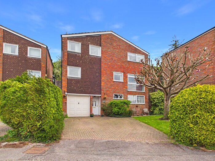 4 Bedroom Detached House For Sale In Hillside, Chesham, Buckinghamshire, HP5