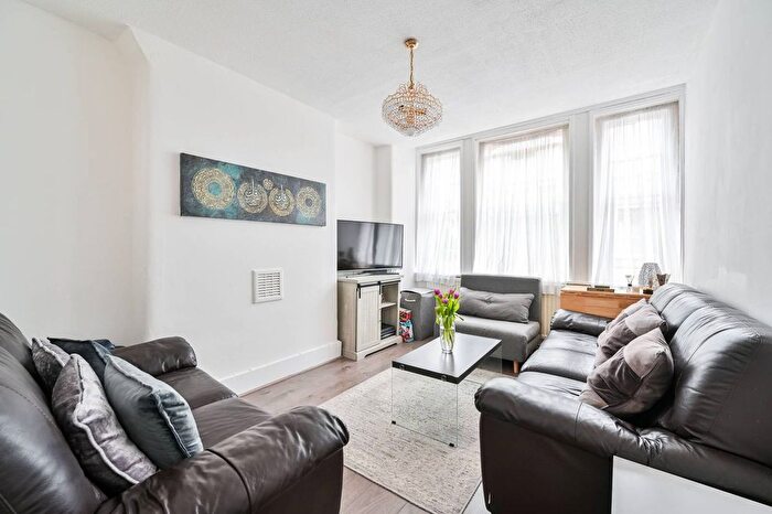 2 Bedroom Flat For Sale In Elliotts Row, Kennington, London, SE11