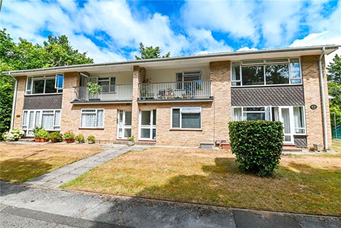 2 Bedroom Flat For Sale In Violet Lane, New Milton, Hampshire, BH25