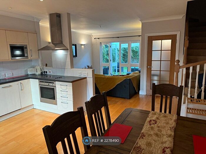 2 Bedroom Maisonette To Rent In Park View Mews, London, SW9