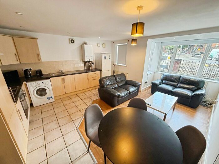 4 Bedroom Flat To Rent In Chapel Court, Lenton, Nottingham, Nottinghamshire, NG7