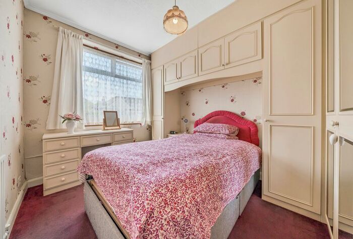 2 Bedroom Bungalow For Sale In Hammond Ave, Mitcham, Surrey, CR4