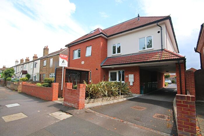 2 Bedroom Flat For Sale In Woodthorpe Road, Ashford, TW15