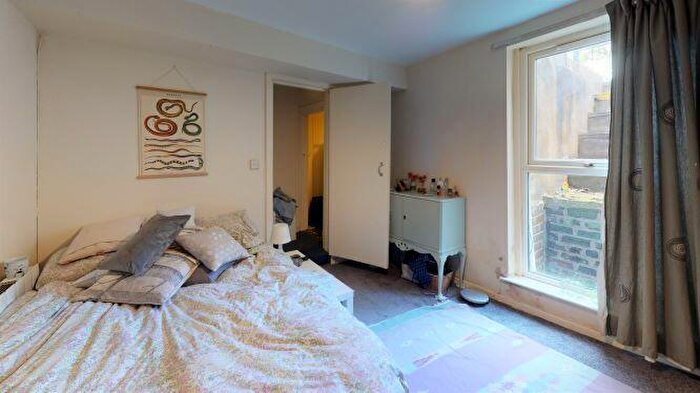 1 Bedroom Flat To Rent In Moorland Avenue, Hyde Park, Leeds, LS6