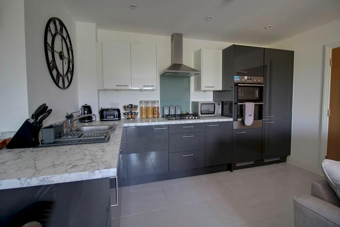 2 Bedroom Flat To Rent In Englefield Place, Earley, Reading, RG6