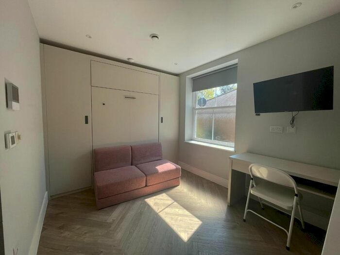 Studio To Rent In Hanger Lane, London, W5