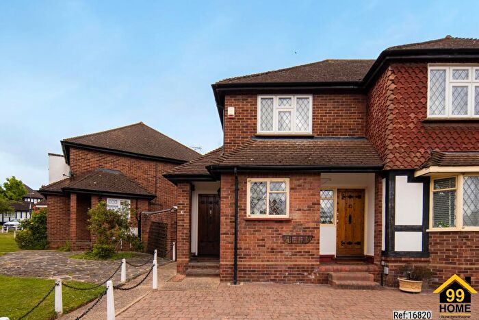 2 Bedroom Flat For Sale In Warren Court, Chigwell, Essex, IG7