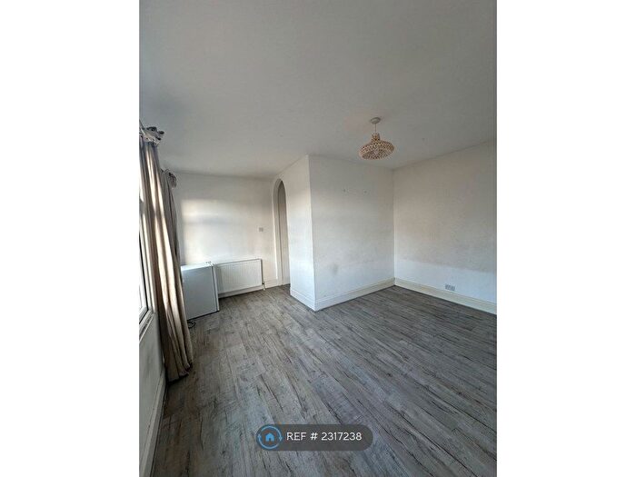 1 Bedroom Flat To Rent In Beehive Lane, Ilford, IG4