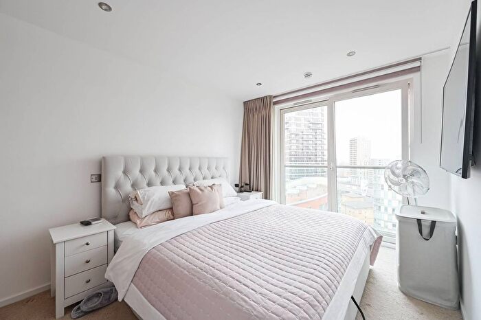 2 Bedroom Flat For Sale In New Providence Wharf, Canary Wharf, London, E14