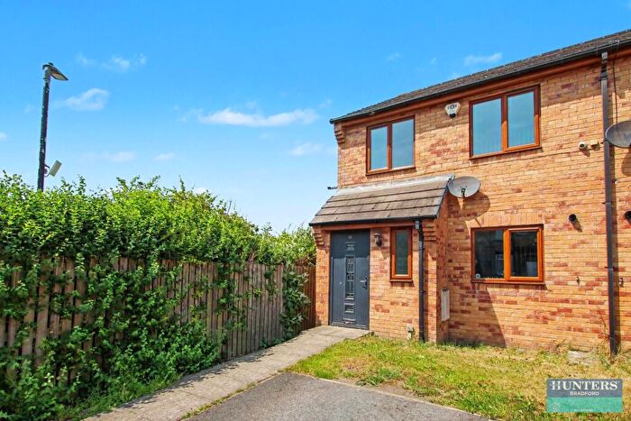 3 Bedroom Town House For Sale In Lorne Street Bradford, West Yorkshire, BD4