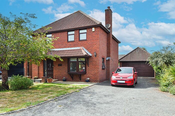 3 Bedroom Detached House For Sale In St. Georges Close, Hook End, CM15