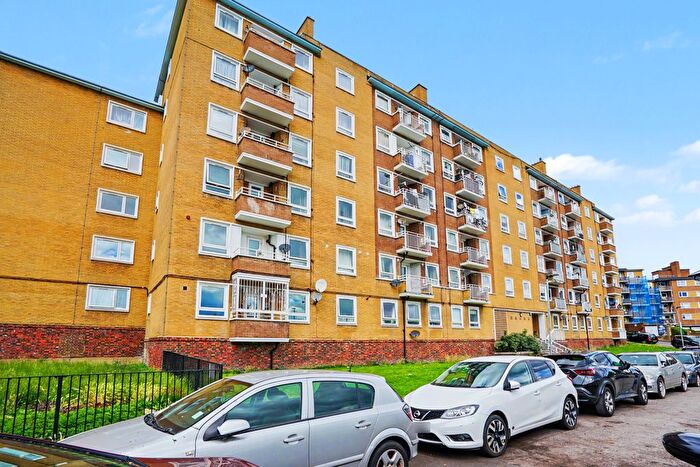 2 Bedroom Flat For Sale In High Trees, London, SW2