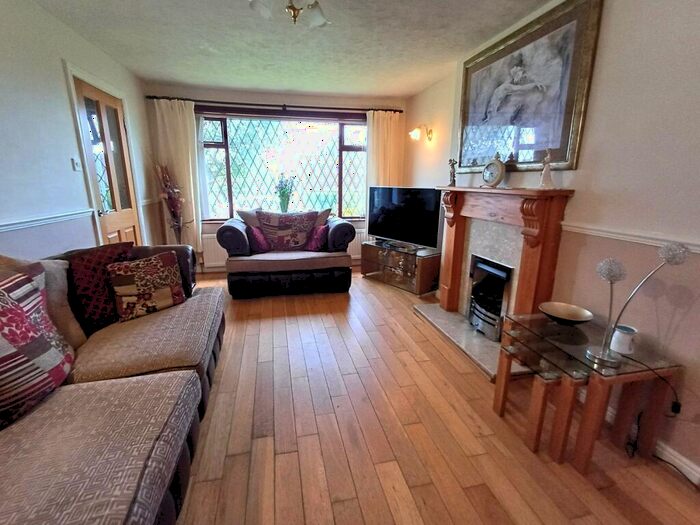 2 Bedroom Semi-Detached Bungalow For Sale In Farndale Road, Bradford, BD15
