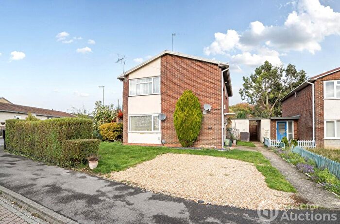 2 Bedroom Maisonette For Sale In Elizabeth Road, Basingstoke, Hampshire, RG22