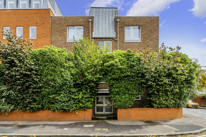 1 Bedroom Flat To Rent In Albert Road, KT1